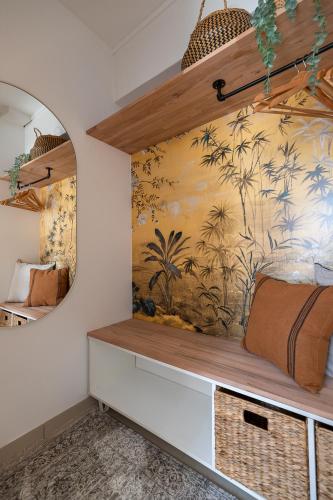 - une chambre avec un mur orné d'une fresque murale de palmiers dans l'établissement Appartement spacieux 1 chambre parking gratuit, à Valence