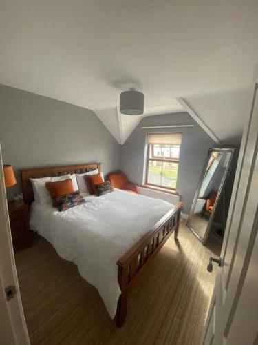 ニューカッスルにあるCheerful 4-Bed Townhouse in centre of Newcastleのベッドルーム1室(屋根裏部屋に大型ベッド1台付)