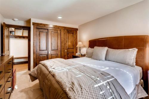 A bed or beds in a room at Lionshead Village 1 Bedroom Condo at the Eagle Bahn Gondola