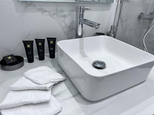 ein Badezimmer mit einem weißen Waschbecken und Handtüchern auf der Theke in der Unterkunft Superbe appartement 1 bedroom équipée 2P Parc des Princes in Boulogne-Billancourt
