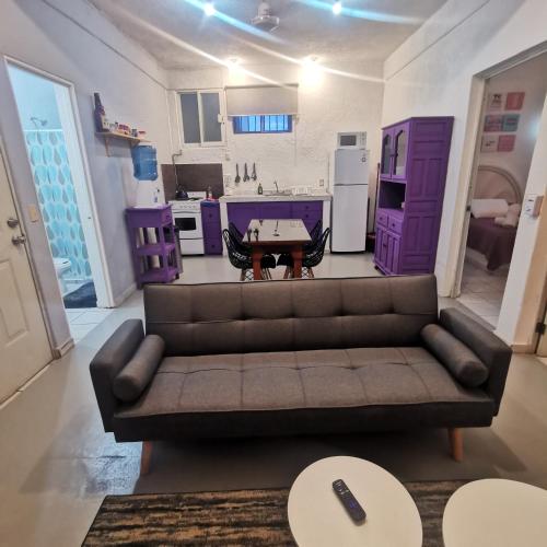 Ruang duduk di 2 bedroom apartment with a/c Wi-Fi best location!