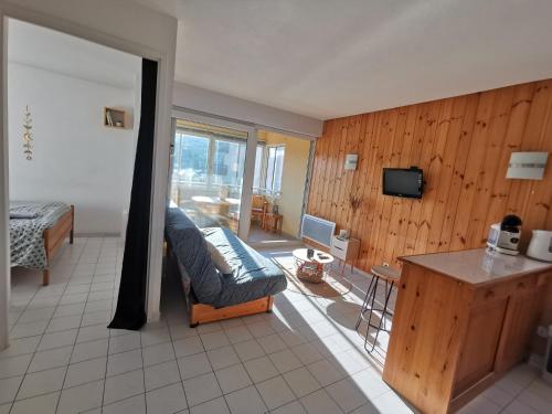 昂布朗的住宿－Appartement T2 en résidence, centre ville d'Embrun，客厅配有沙发和桌子
