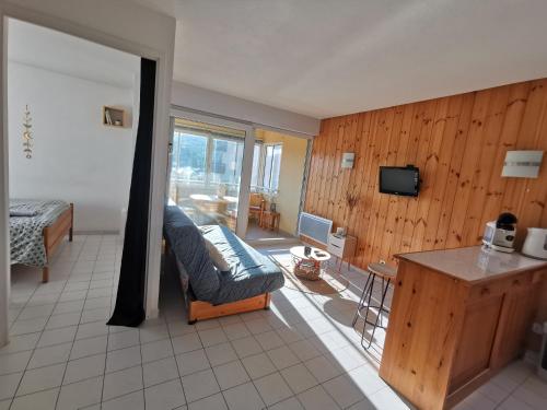 a living room with a couch and a table at Appartement T2 en résidence, centre ville d'Embrun in Embrun