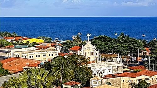 Vue sur une ville avec l'océan en arrière-plan dans l'établissement Vida Linda Hostel, à Pitimbu