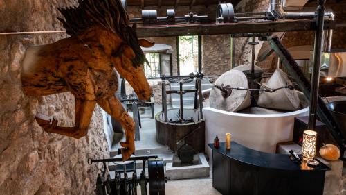 a statue of a horse hanging on a wall at Aqua Et Oleum in Villamiel