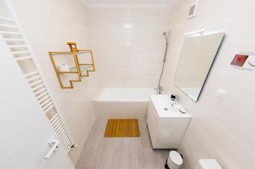 ein weißes Bad mit einem WC und einem Waschbecken in der Unterkunft Anastasia Studio in Predeal