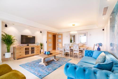 MARBELLA BANUS SUITES - Jardines del Príncipe Urb - Golden Mile - Luxury Residence - Premium 2BR - 3BA - Private Office - Spacious Outdoor Terrace - S Pool - Gym - Premium Finishes - Prime Golden Mile Location - Ideal for Families