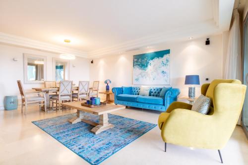 MARBELLA BANUS SUITES - Jardines del Príncipe Urb - Golden Mile - Luxury Residence - Premium 2BR - 3BA - Private Office - Spacious Outdoor Terrace - S Pool - Gym - Premium Finishes - Prime Golden Mile Location - Ideal for Families