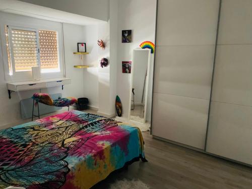 ein Schlafzimmer mit einem Bett, einem Fenster und einem Stuhl in der Unterkunft Calle oriente in Valencia