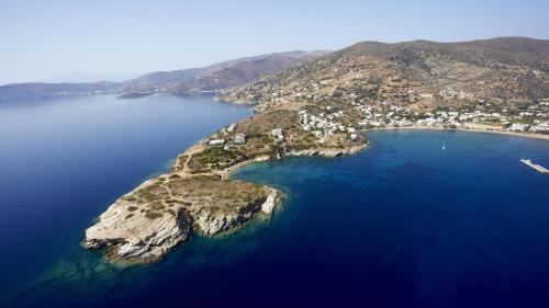 una vista aérea de una pequeña isla en el agua en Elpida Andros, en Batsi