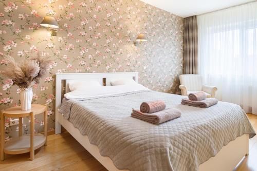 - une chambre avec un lit et des oreillers dans l'établissement Ona`s apartment in City Center with private parking, à Kaunas