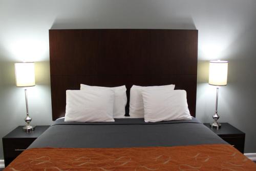 a bedroom with a bed with two lamps on both sides at Friendly Hills Inn in Whittier