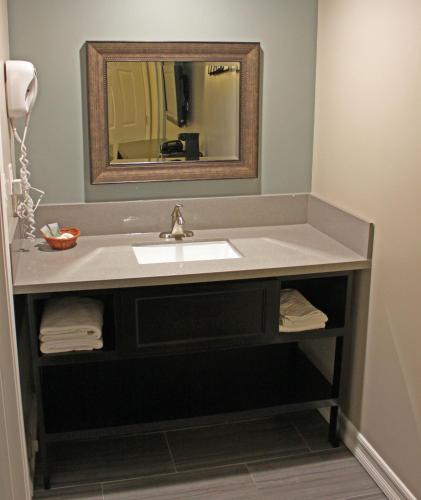 a bathroom with a sink and a mirror at Friendly Hills Inn in Whittier