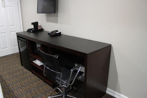 a black desk with a chair in a room at Friendly Hills Inn in Whittier