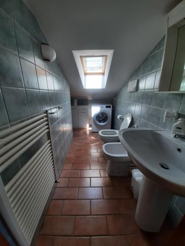 a bathroom with two toilets and a sink and a window at La casa di Walter e Rosa in Castel di Sangro