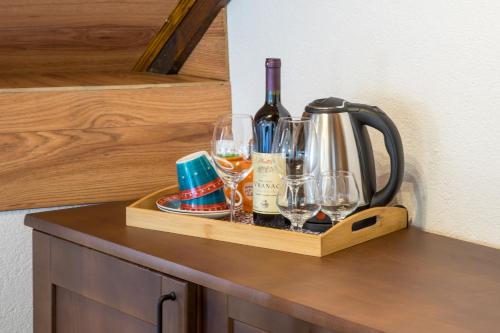 Příslušenství pro přípravu čaje a kávy v ubytování Apartments-Rooms Stara Varos