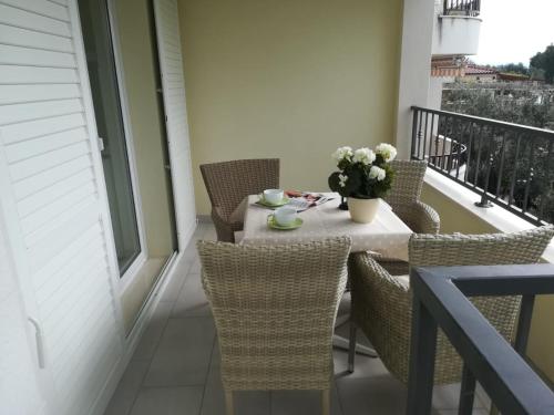 a balcony with a table and chairs on a balcony at Vila Snježana Tučepi in Tučepi