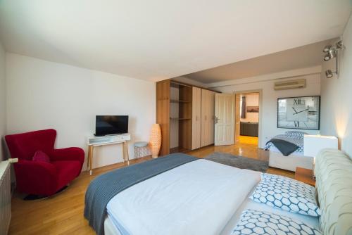 Octogon Apartment