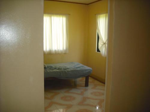 Ένα ή περισσότερα κρεβάτια σε δωμάτιο στο Spacious 2 bed bungalow close to white sand beach.