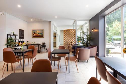 un restaurante con mesas y sillas en una habitación en Avanti apgyvendinimas-restoranas en Biržai