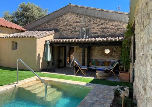 Bazén v ubytování Casa rural La Casona de Monterrey nebo v jeho okolí