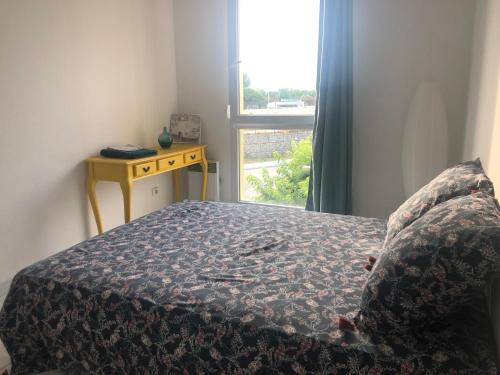 a bedroom with a bed and a window at Chambre dans appartement avec vue sur le port in Lattes