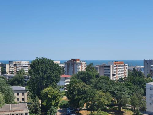 eine Skyline der Stadt mit hohen Gebäuden und Bäumen in der Unterkunft Sunrise Apartment in Constanţa