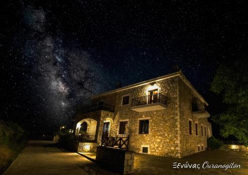 un edificio de noche con la Vía Láctea en Ouranogiton Resort, en Kosmás