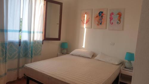 Katil atau katil-katil dalam bilik di Capo Figari 15, Appartamento spazioso nel centro di Golfo Aranci con terrazza, Wi-Fi, parcheggio gratuito