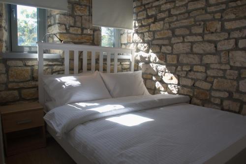 Ein Bett oder Betten in einem Zimmer der Unterkunft Epirus Stone Suites