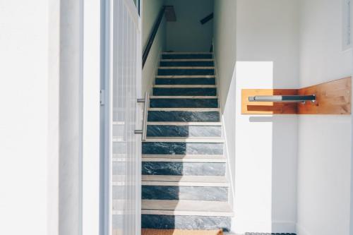 eine Treppe in einem Haus mit weißen Wänden in der Unterkunft Ferrel Village Home in Ferrel