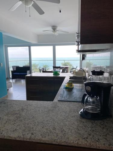 Departamentos frente al mar en Resort Playa Azul-Tonsupaにあるキッチンまたは簡易キッチン