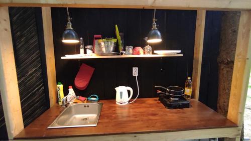 blat kuchenny ze zlewem i 2 światłami w obiekcie Karklini glamping w mieście Kieś