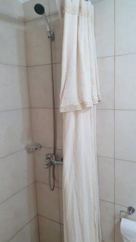 y baño con ducha y cortina blanca. en Casa Syrah, tu lugar con cochera en el Centro de Mendoza!!! en Mendoza