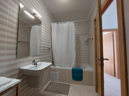 Ένα μπάνιο στο Encosta do Sol Apartamentos