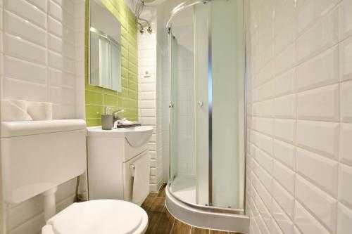 e bagno con servizi igienici, lavandino e doccia. di Standard Apartment by Hi5 - Center of city center a Budapest