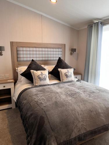 una camera da letto con un grande letto con due cuscini di Edmonton Lodge a West Bradford