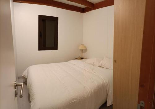 una camera con letto bianco e specchio di Quinta da Sonia, Melides a Melides