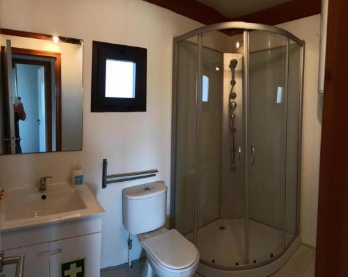 een badkamer met een douche, een toilet en een wastafel bij Quinta da Sonia, Melides in Melides