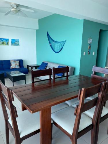 Departamentos frente al mar en Resort Playa Azul-Tonsupaにあるシーティングエリア