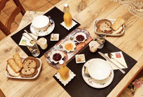 - une table avec de la nourriture, des boissons et des assiettes de nourriture dans l'établissement Ty Cosy, Chambre privée, à Pluméliau