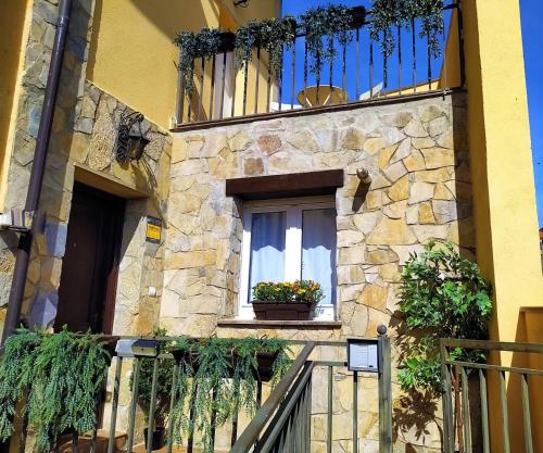 a building with a window with a flower pot on it at LA CASA DE FUENTETOBA in Fuentetoba
