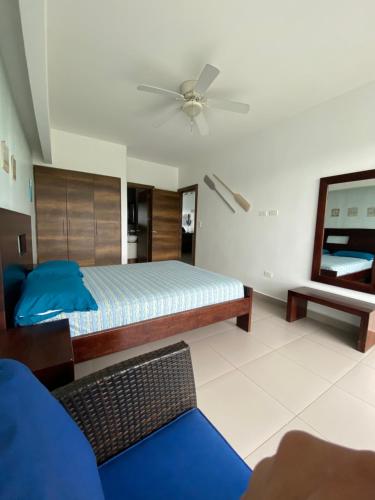 Departamentos frente al mar en Resort Playa Azul-Tonsupaにあるベッド