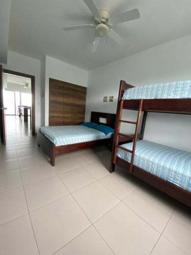 Departamentos frente al mar en Resort Playa Azul-Tonsupaにあるベッド