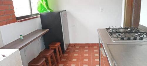 a kitchen with a stove and a black refrigerator at Hermoso apartamento duplex en el centro histórico de San Gil, 5 in San Gil