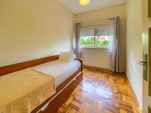 Cette chambre comprend 2 lits et une fenêtre. dans l'établissement Convenient 3-Bedroom Apartments next to Bom Sucesso, à Porto