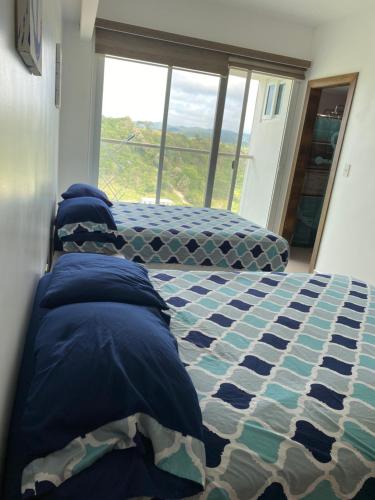 Departamentos frente al mar en Resort Playa Azul-Tonsupaにあるベッド