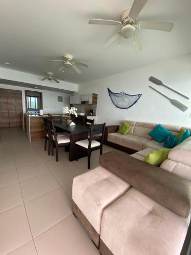 Departamentos frente al mar en Resort Playa Azul-Tonsupaにあるシーティングエリア