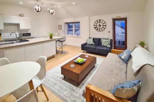 une cuisine et un salon avec un canapé et une table dans l'établissement Modern & Central, Perfect Beach Getaway- 2min Walk, à Brighton et Hove