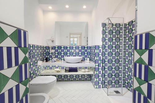 bagno con servizi igienici e lavandino di Relais 2 Pini ad Anacapri